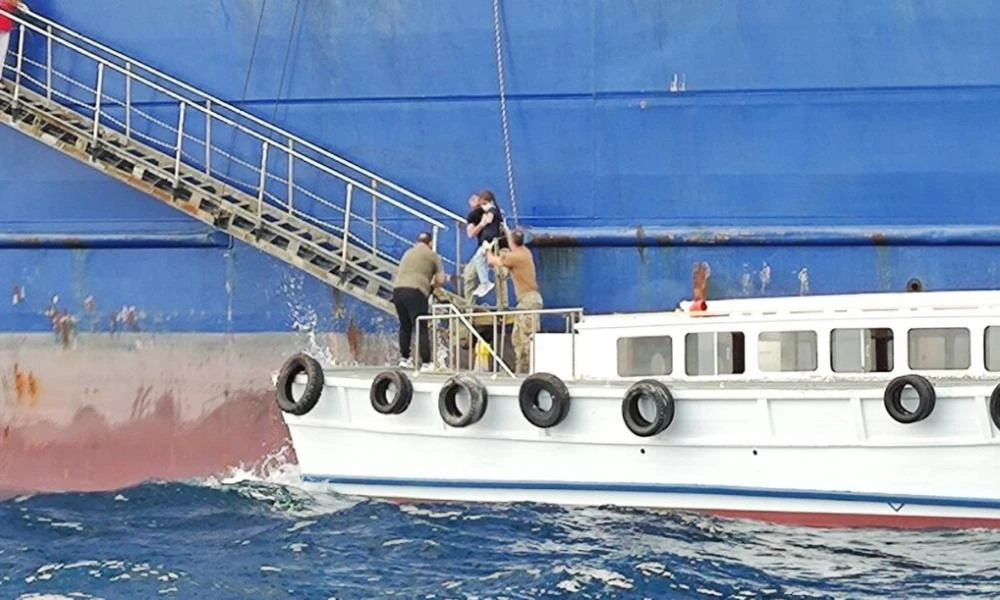 Η στιγμή της διάσωσης των 93 μεταναστών στα ανοικτά της Πύλου